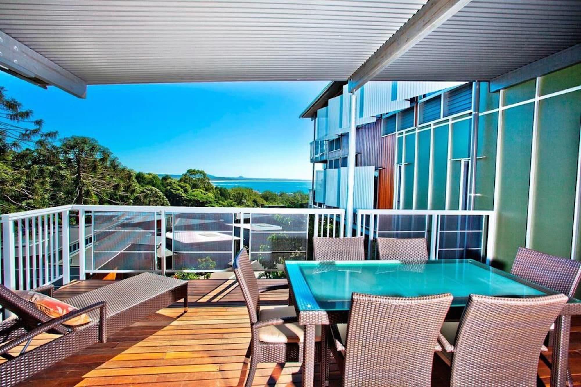 Peppers Noosa Resort And Villas Noosa Heads Exterior foto A balcony with a louvred roof