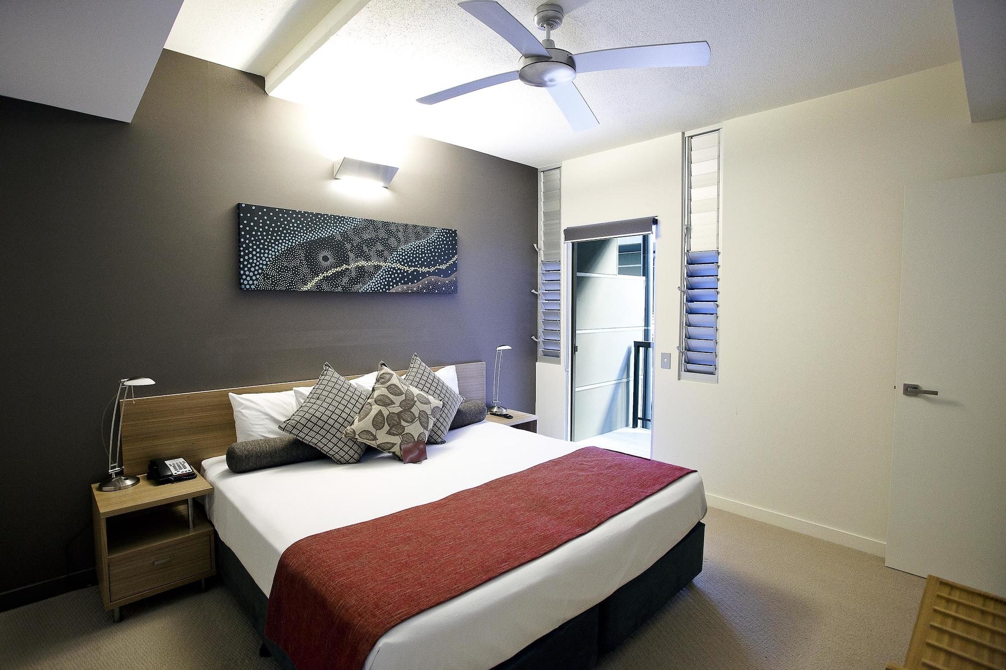 Peppers Noosa Resort And Villas Noosa Heads Exterior foto A bedroom at the Mantra on the Lake