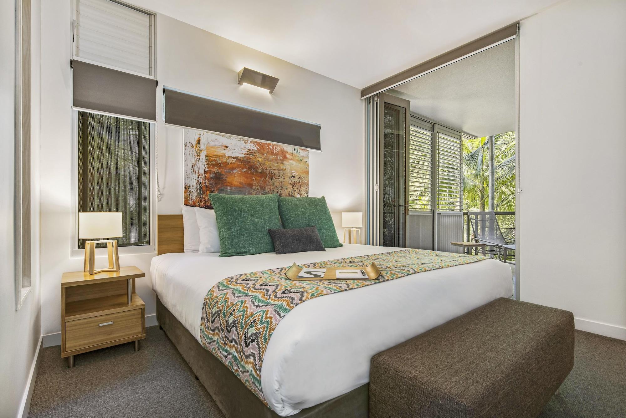 Peppers Noosa Resort And Villas Noosa Heads Exterior foto A bedroom at the Mantra on Lake