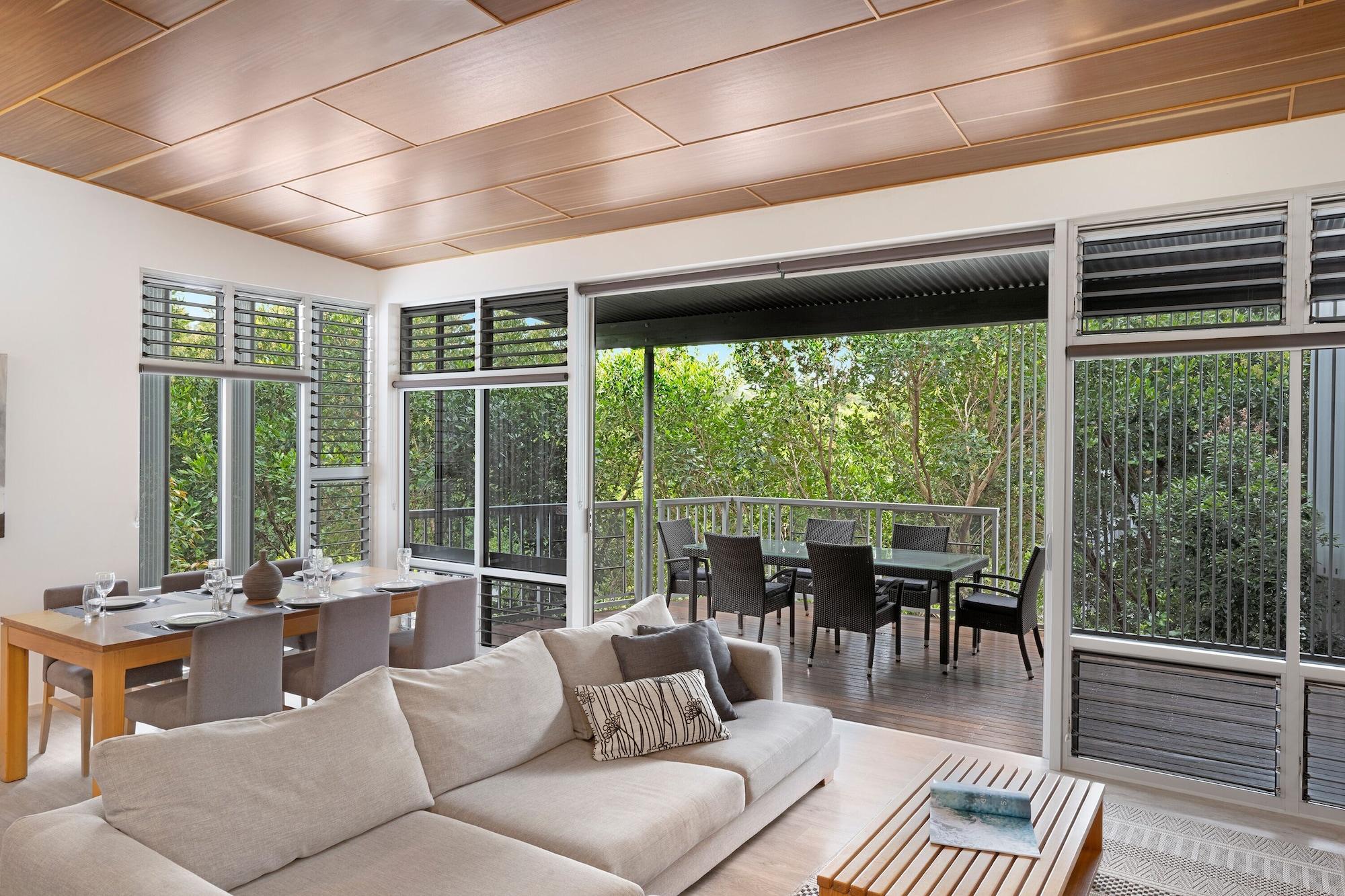 Peppers Noosa Resort And Villas Noosa Heads Exterior foto Living room with a view of the rainforest