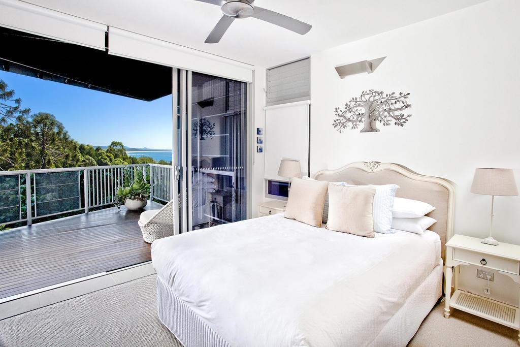 Peppers Noosa Resort And Villas Noosa Heads Quarto foto A bedroom with a sliding door