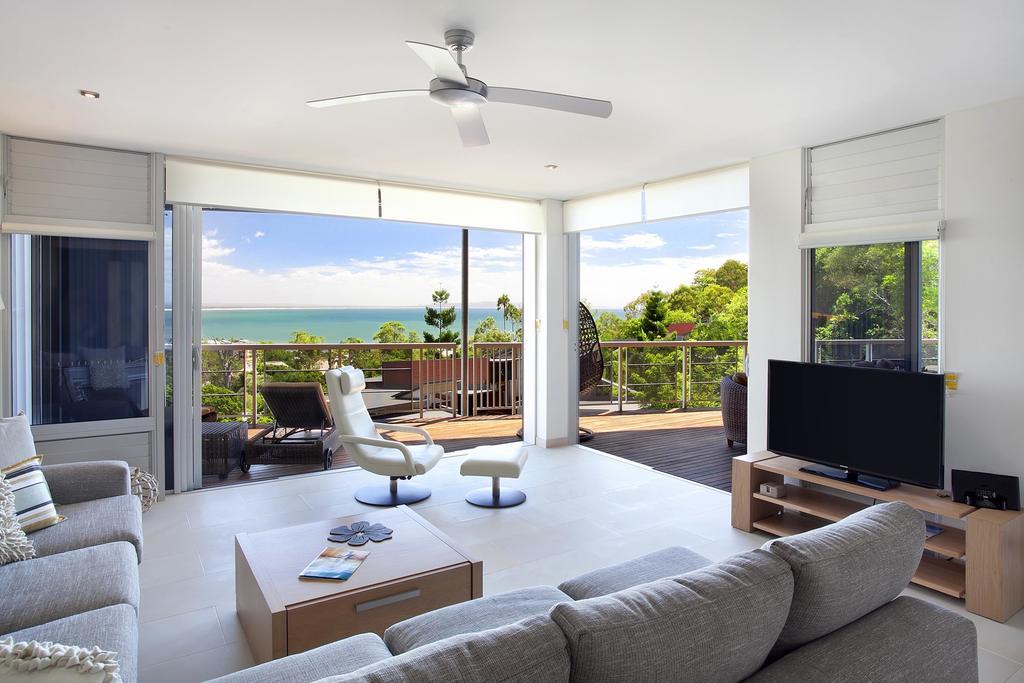 Peppers Noosa Resort And Villas Noosa Heads Exterior foto A living room with a ceiling fan