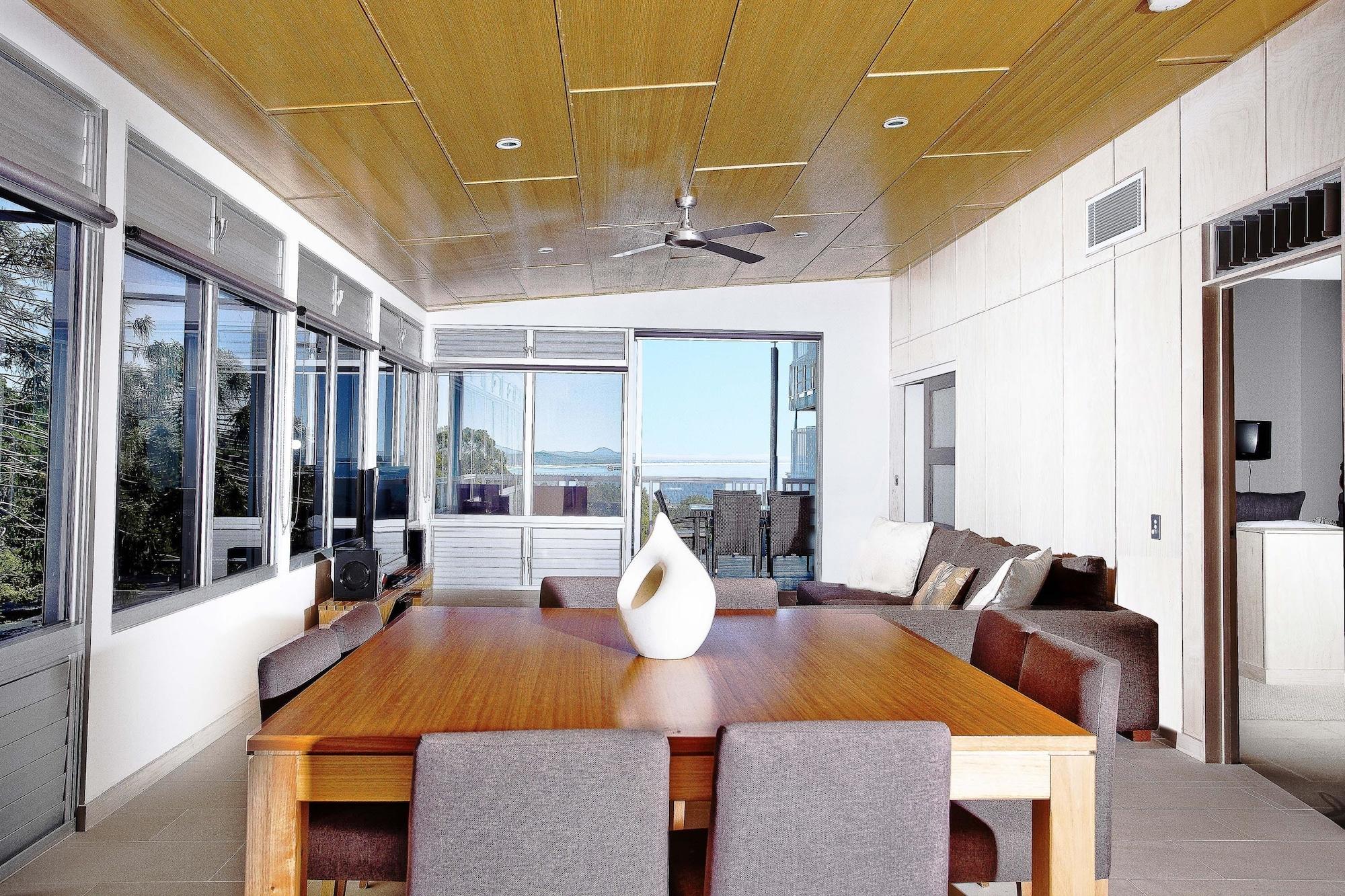 Peppers Noosa Resort And Villas Noosa Heads Exterior foto A living room with a ceiling fan
