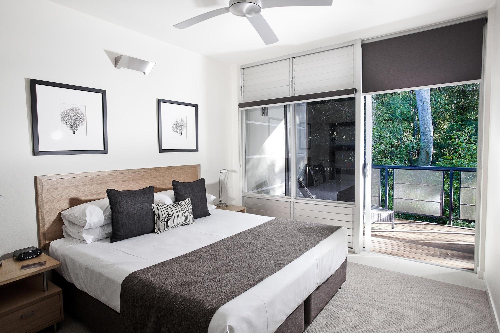 Peppers Noosa Resort And Villas Noosa Heads Exterior foto A bedroom at the Mantra on Saltwater Island